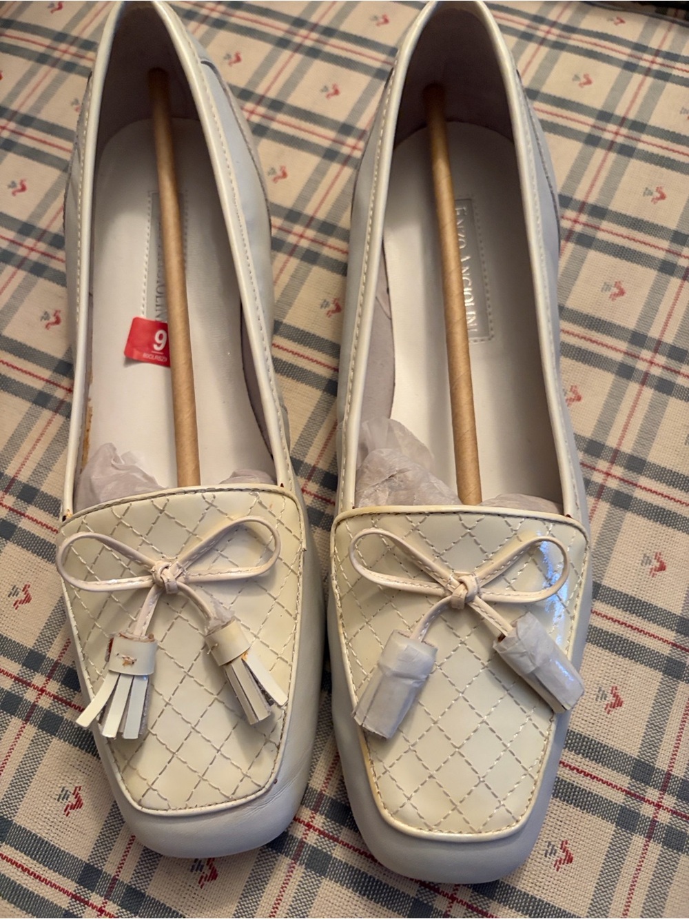Enzo Angiolini White Leather Loafers with Bow Accent 9. No call-outs